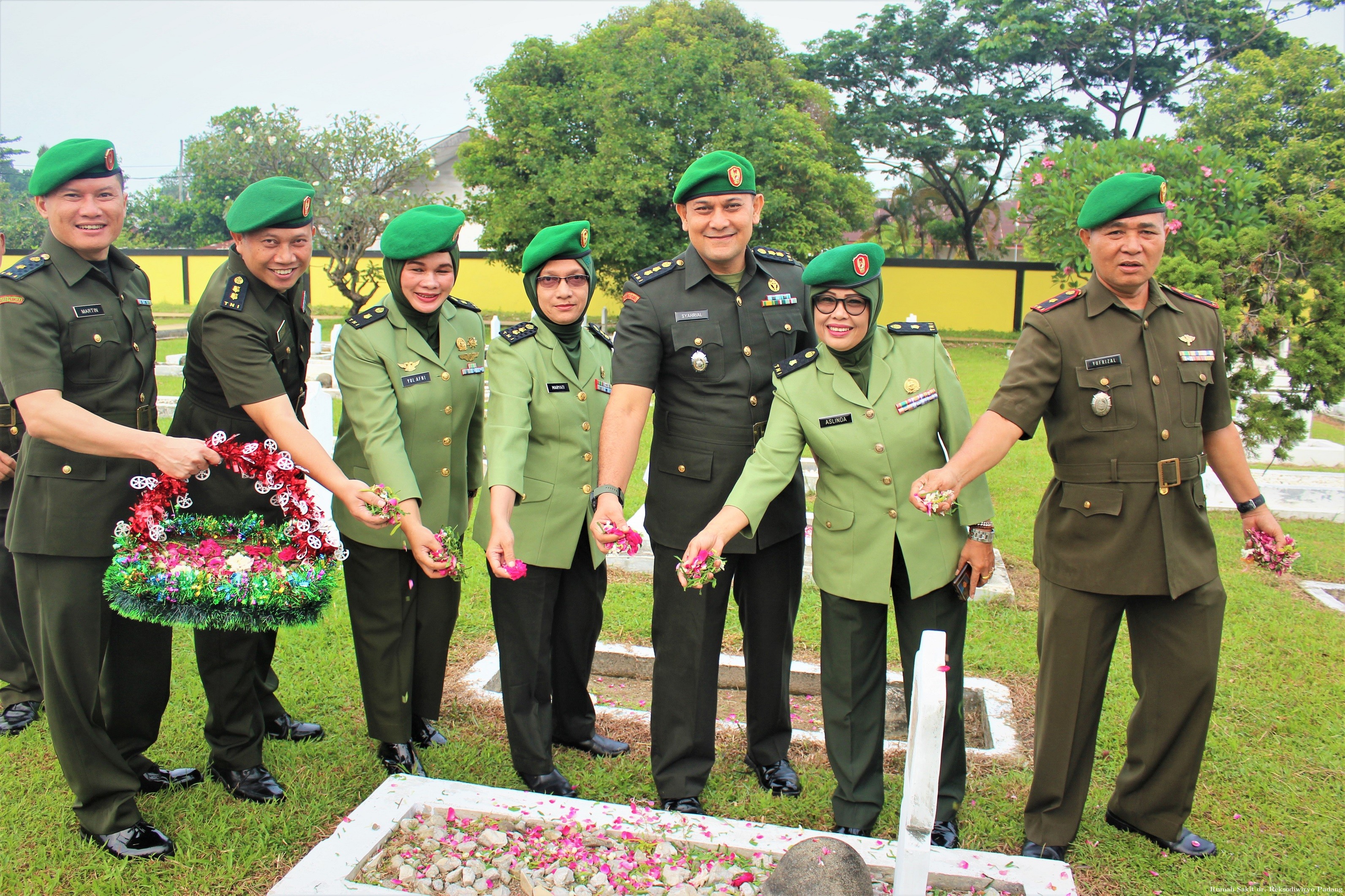 Ziarah Kubur dan Tabur bunga di Taman Makam Pahlawan Lolong Padang - (Ada 0 foto)