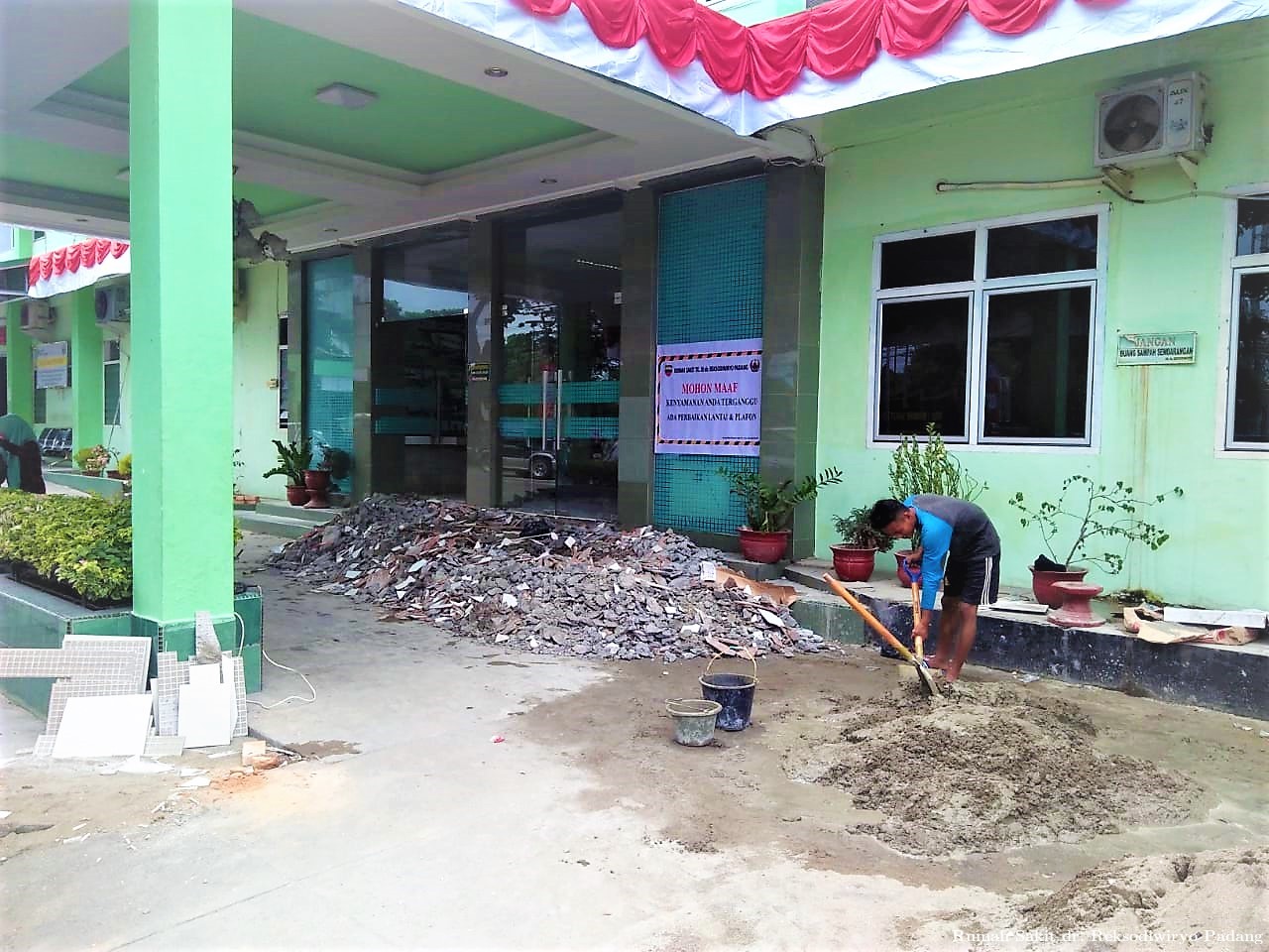 RENOVASI GEDUNG RUMAH SAKIT dr. REKSODIWIRYO PADANG DEMI KENYAMANAN PASIEN - (Ada 0 foto)
